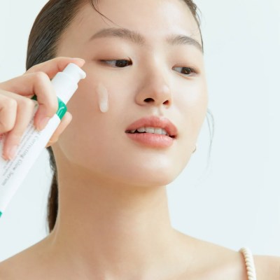 AXIS03_Dark_Spot_Correcting_Glow_Serum_3_1024x_adaeb950-f2ae-463c-bd98-2a79e39a21c4_MODUM_CHILE Mujer echándose el serum vendido por Modum Chile