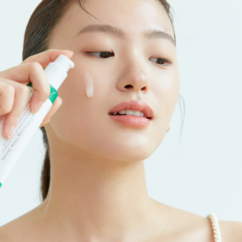 AXIS-Y Dark Spot Correcting Glow Serum 50ml 2 Mujer echándose el serum vendido por Modum Chile