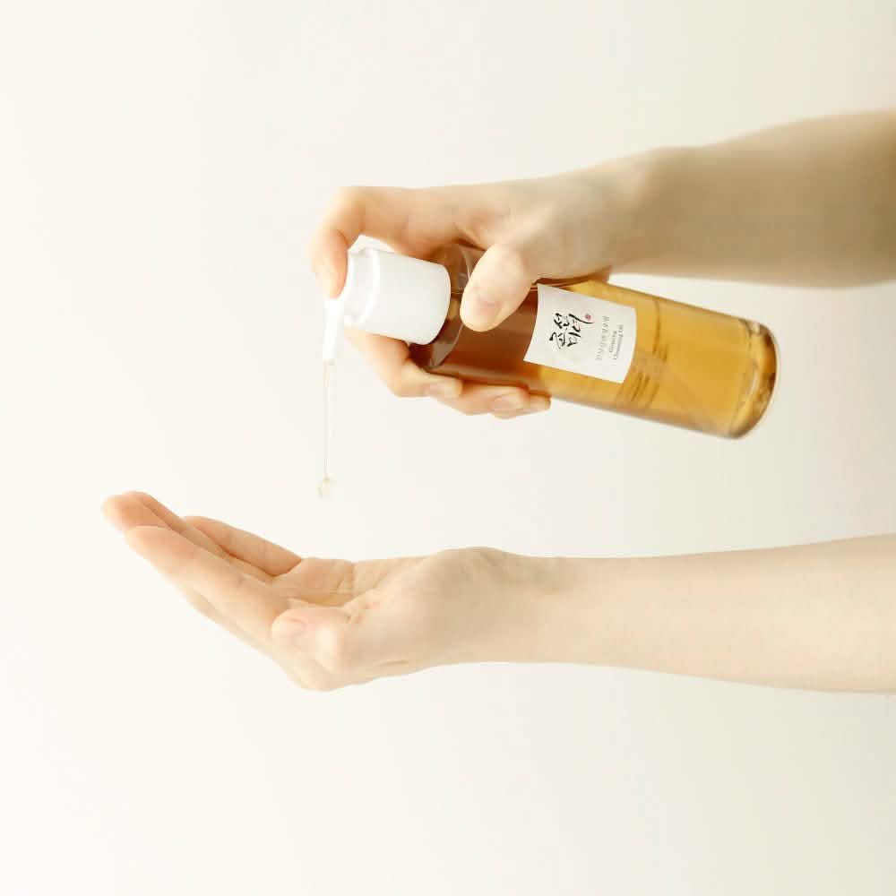 Beauty of Joseon Ginseng Cleansing Oil - Aceite Limpiador 3 Beauty of Joseon Ginseng Cleansing Oil siendo aplicado en la mano