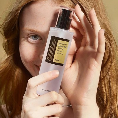 Cosrx-Snail_96 Mujer sosteniendo COSRX Advanced Snail 96 Essence de MODUM Chile, cosmética coreana para cuidado de la piel