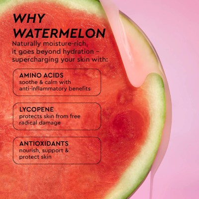 Watermelon Glow Niacinamide Dew Drops en Modum Imagen de una rebanada de sandía fresca con textura jugosa y crema para el rostro deslizándose por encima, destacando beneficios de la sandía para el cuidado de la piel como aminoácidos calmantes, licopeno antioxidante y protección contra radicales libres sobre un fondo rosado.