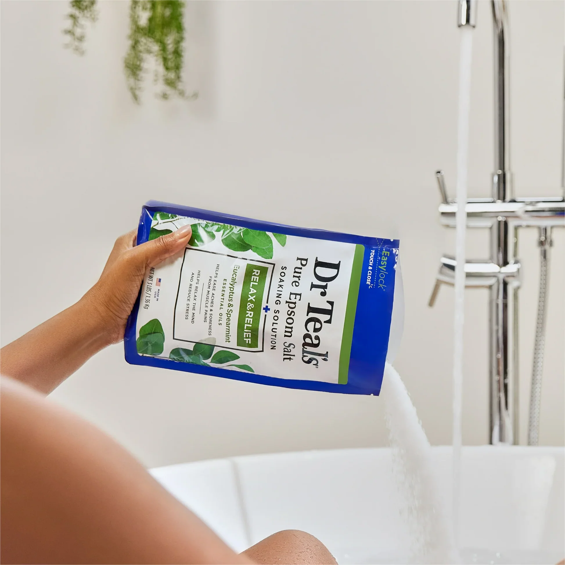 Sal Pura Epsom Salt Eucalipto Menta 450gr 3 Pure Epsom Sal de Baño con Eucalipto siendo vertida en la tina del baño para un ritual relajante