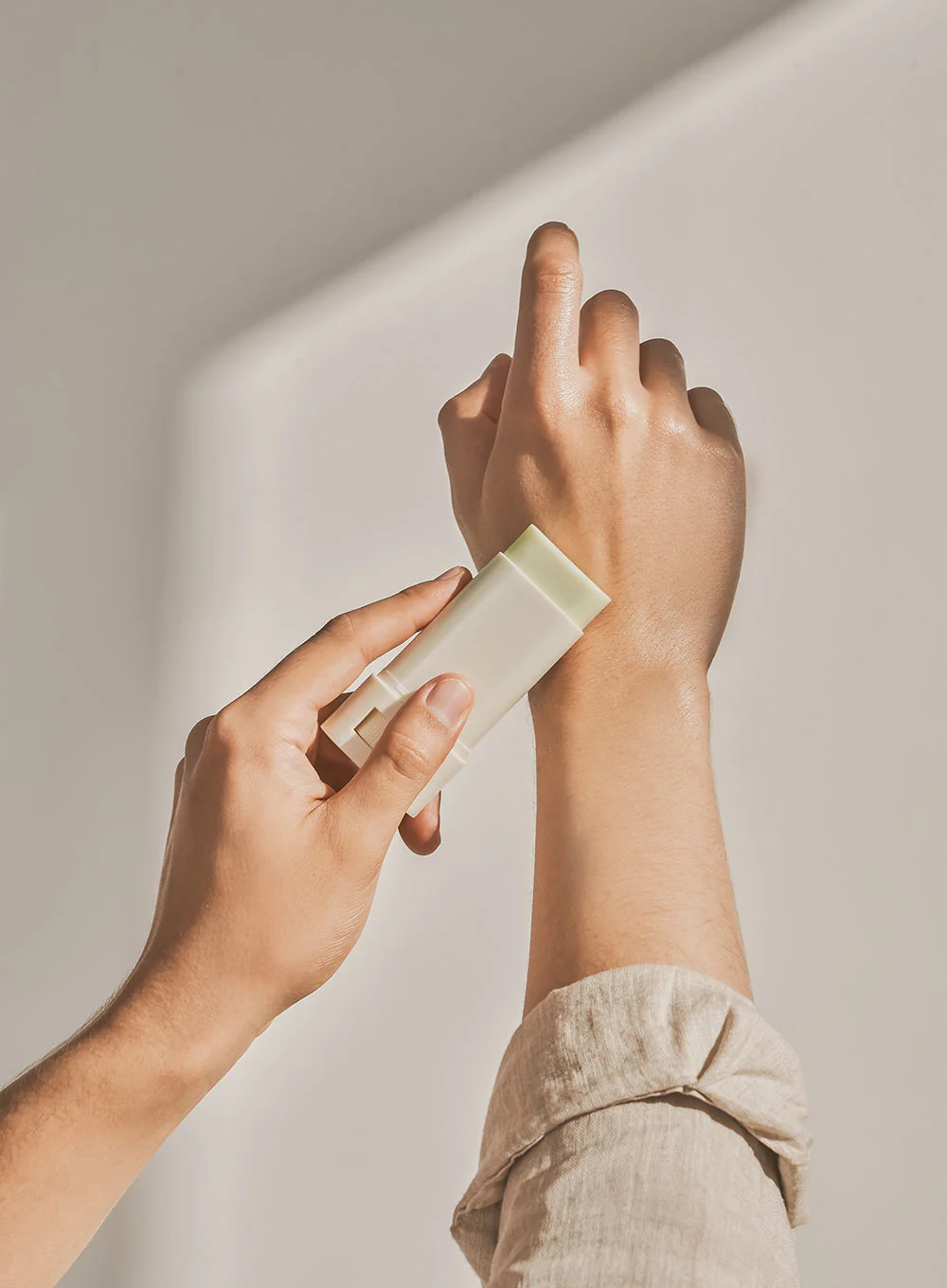Beauty of Joseon Matte Sun Stick: Mugwort + Camelia SPF 50+ PA++++ 2 Beauty of Joseon Matte Sun Stick SPF50+ PA++++ — protector solar coreano en barra de acabado mate, ideal para piel grasa y mixta. Disponible en Chile en Modum.