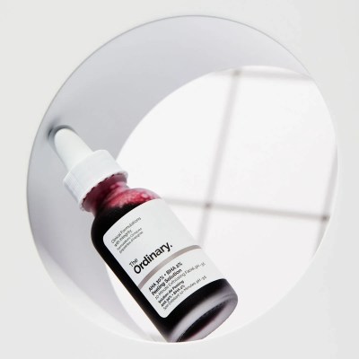 mas-rdn-aha-30pct-bha-2pct-peeling-solution-lifestyle Sérum exfoliante The Ordinary AHA 30% + BHA 2% Peeling Solution 30 ml para renovar la piel, mejorar textura y luminosidad en Chile