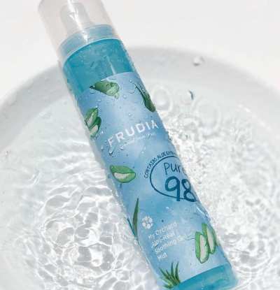 Bruma facial calmante Frudia con aloe vera coreano — hidratación y frescura instantánea.