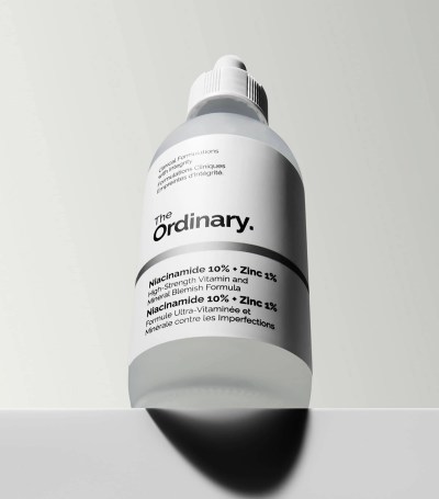 niacinamida-the-ordinary Sérum Niacinamida 10% + Zinc 1% The Ordinary original, tratamiento facial antiimperfecciones, control de grasa y reducción de poros — foto minimalista premium para skincare en Chile